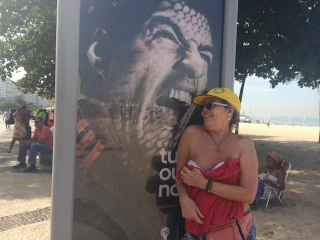 Illustration for article titled People In Rio Are Doing Funny Things With A Luis Suárez Billboard